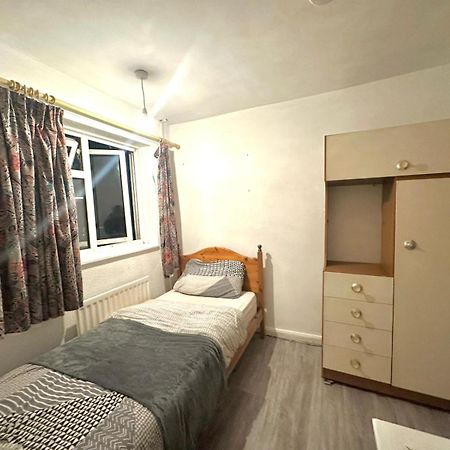 Stevenage Town Centre Hostel - Budget Single Room Exterior photo