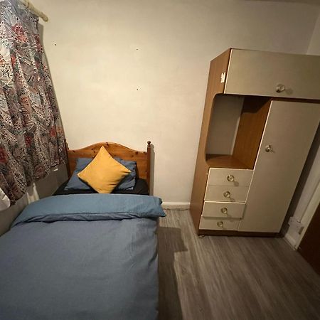 Stevenage Town Centre Hostel - Budget Single Room Exterior photo