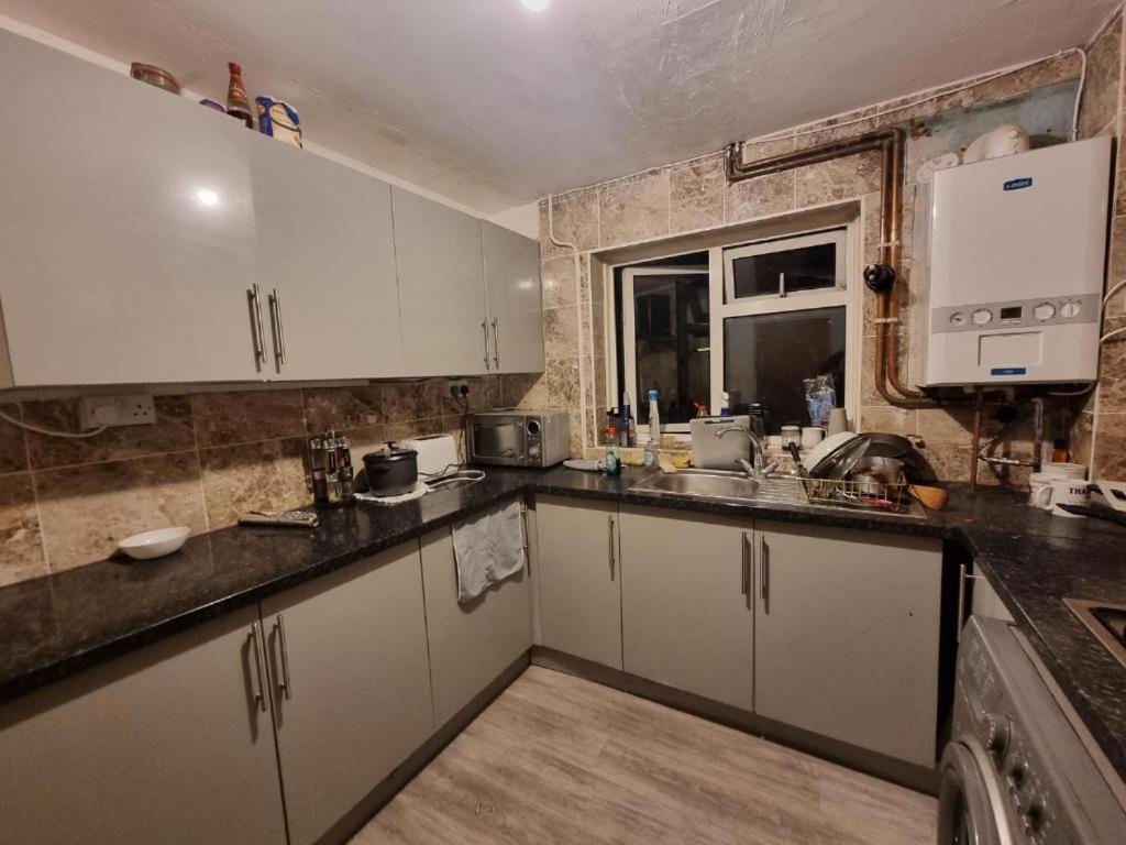 Stevenage Town Centre Hostel - Budget Single Room Exterior photo