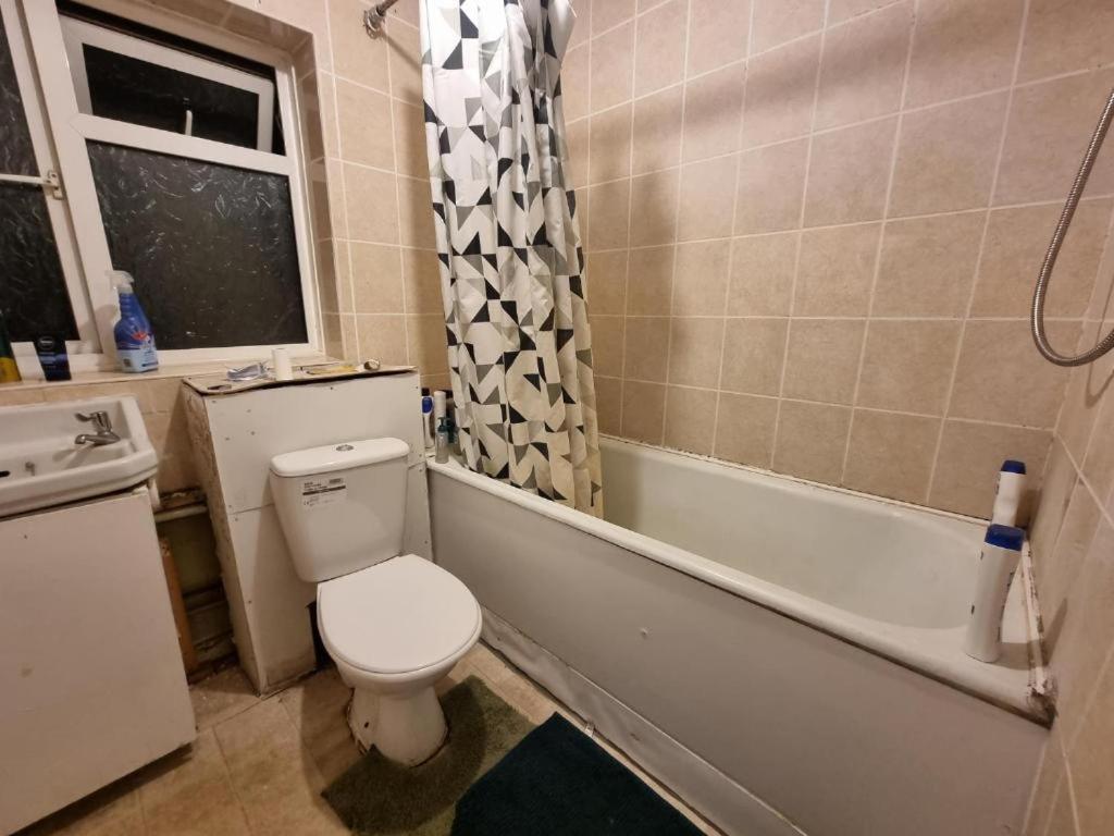 Stevenage Town Centre Hostel - Budget Single Room Exterior photo