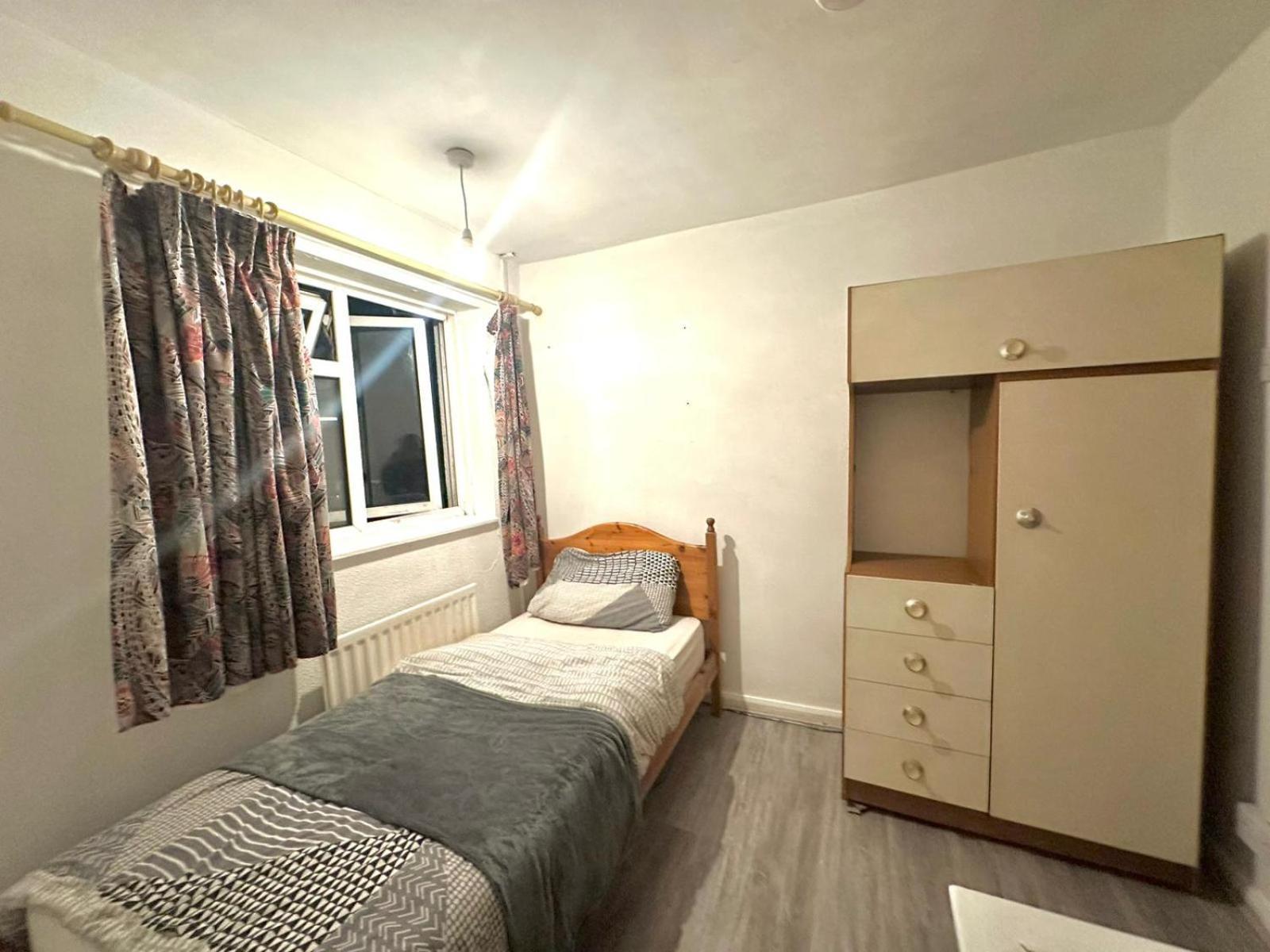 Stevenage Town Centre Hostel - Budget Single Room Exterior photo