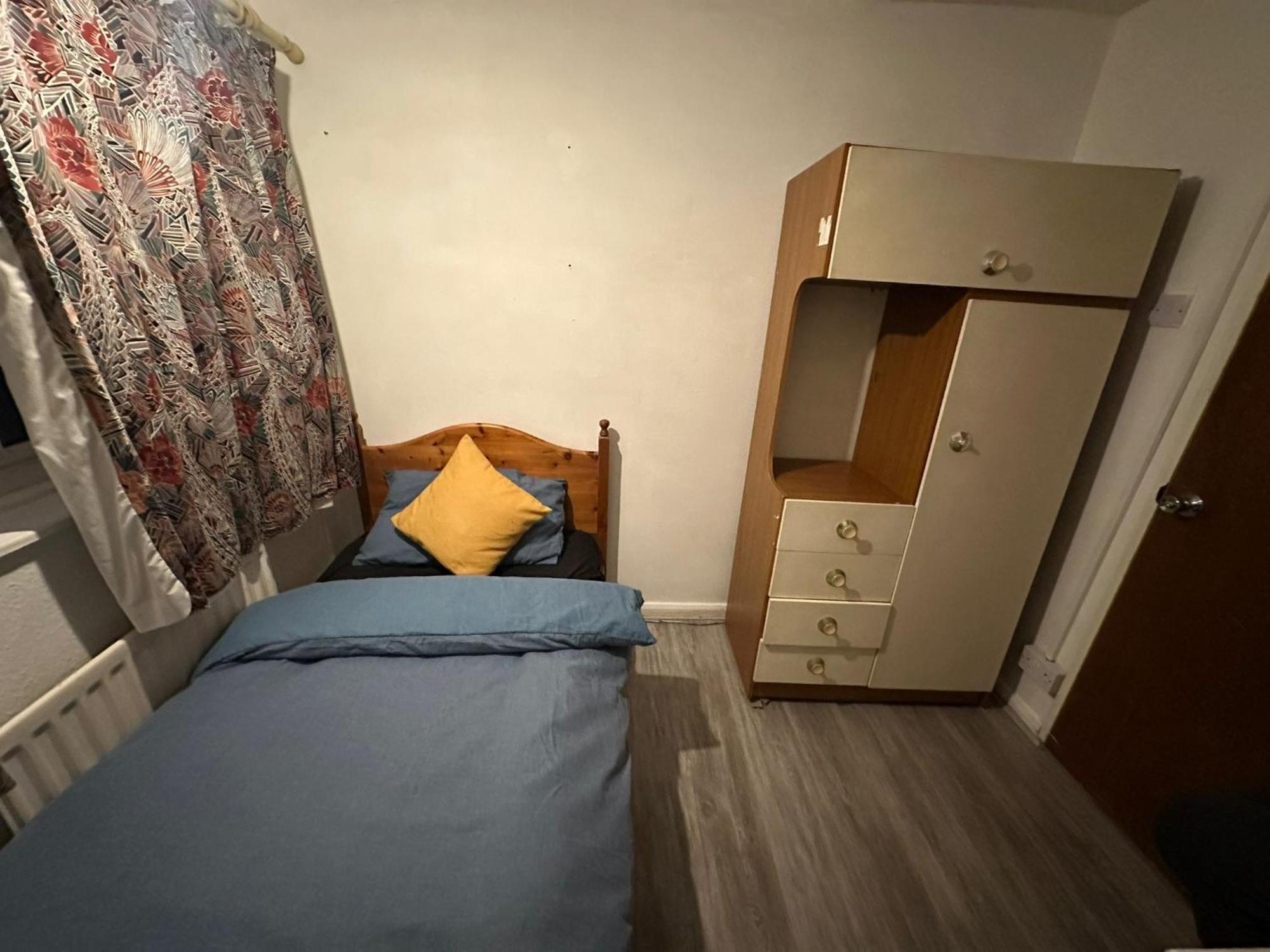 Stevenage Town Centre Hostel - Budget Single Room Exterior photo